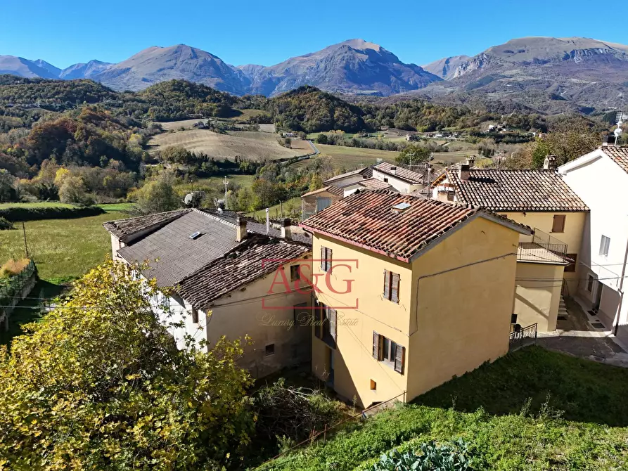 Immagine 3 di Casa indipendente in vendita  in Via Villa Salvi a Amandola