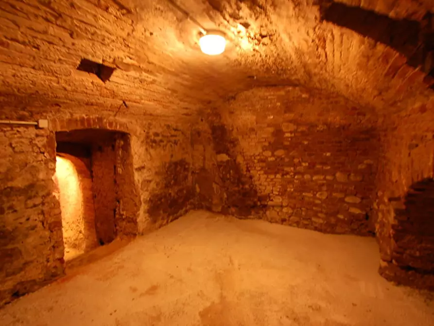 Immagine 8 di Locale commerciale in affitto  in PIAZZA RISORGIMENTO a Amandola