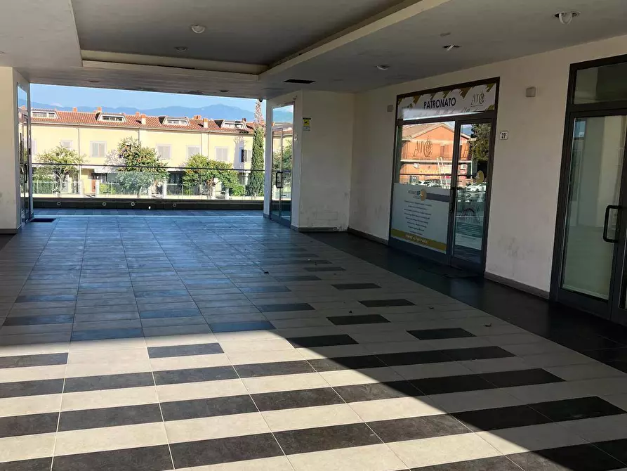 Immagine 2 di Locale commerciale in vendita  in Via Giovanni Falcone 21 a Fara In Sabina