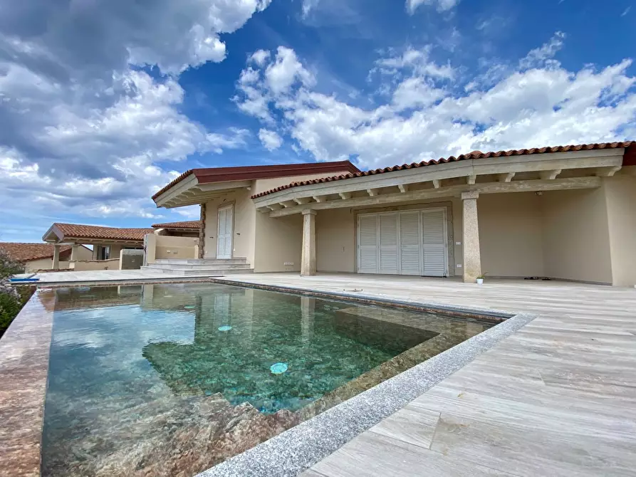 Immagine 1 di Villa in vendita  a Trinità D'agultu E Vignola