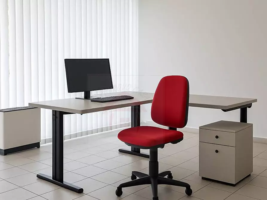 Immagine 3 di Locale commerciale in affitto  in Via Chiocchetti a Trento