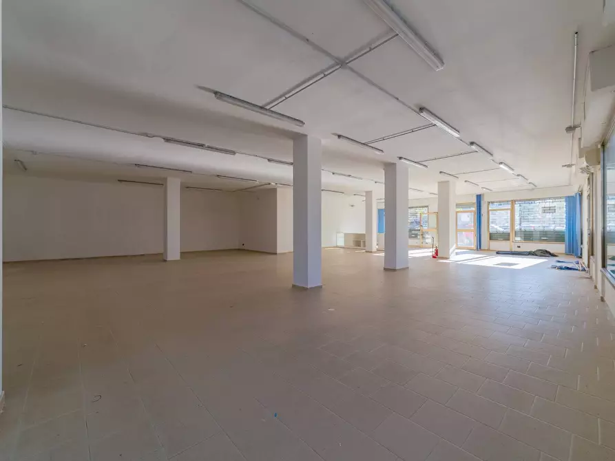 Immagine 6 di Locale commerciale in affitto  in PIAZZA GIOVINE SNC a Vasto