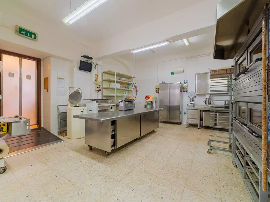 Immagine 10 di Locale commerciale in vendita  in CORSO PLEBISCITO 51 a Vasto