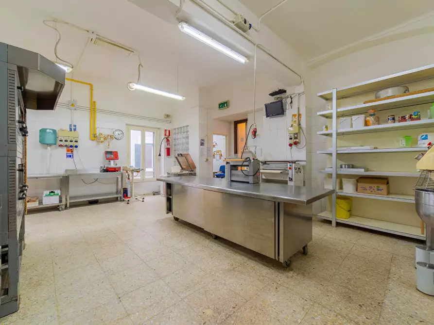 Immagine 11 di Locale commerciale in vendita  in CORSO PLEBISCITO 51 a Vasto