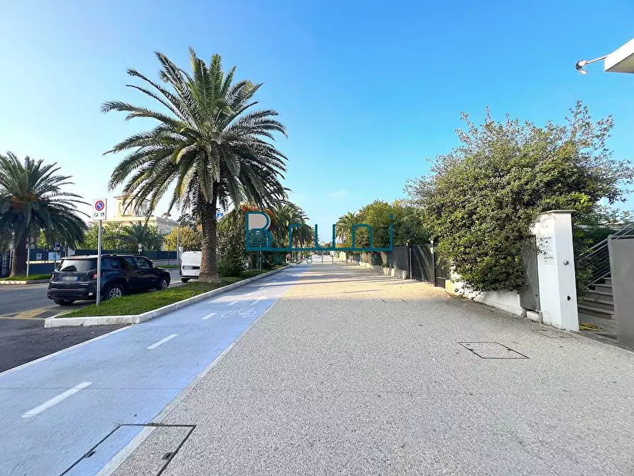 Immagine 3 di Villa in vendita  in Lungomare della Repubblica 35 a Grottammare