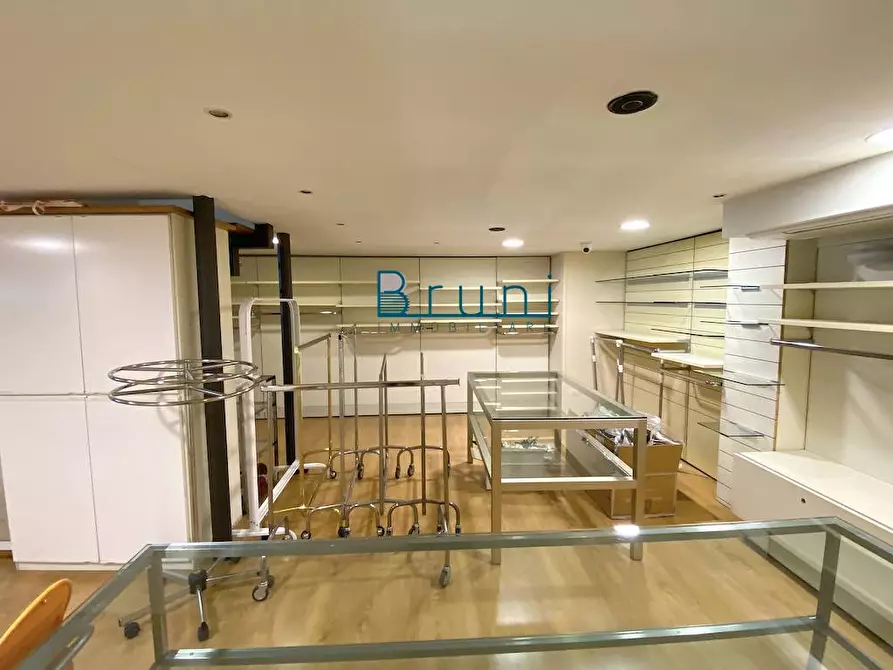 Immagine 10 di Locale commerciale in affitto  in Via Nazzario Sauro 90 a San Benedetto Del Tronto