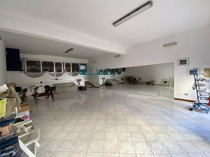 Immagine 3 di Locale commerciale in vendita  in Roma a San Benedetto Del Tronto