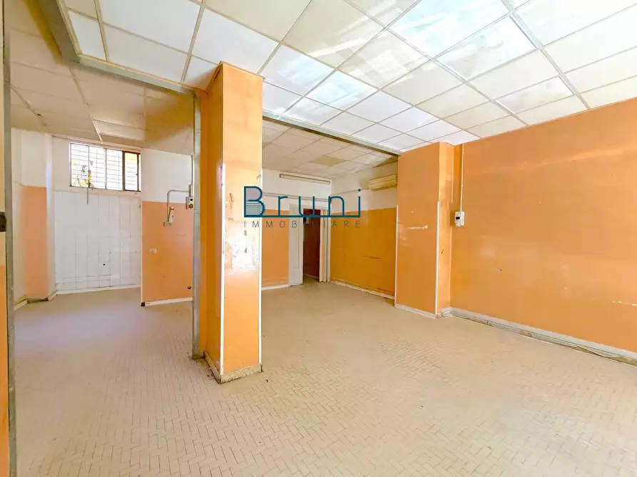 Immagine 2 di Locale commerciale in vendita  in Viale De Gasperi a San Benedetto Del Tronto
