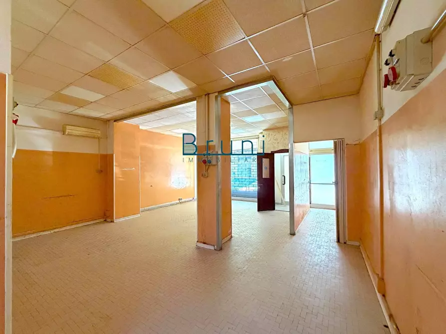 Immagine 5 di Locale commerciale in vendita  in Viale De Gasperi a San Benedetto Del Tronto