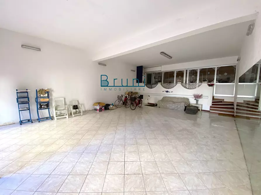 Immagine 2 di Locale commerciale in vendita  in Roma a San Benedetto Del Tronto