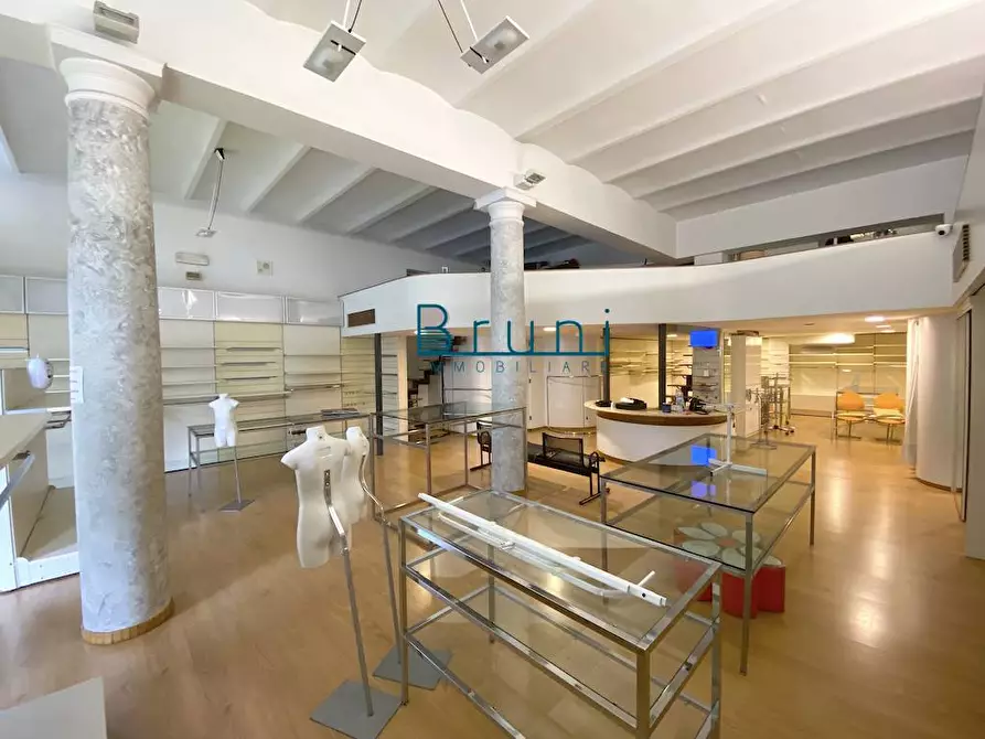 Immagine 2 di Locale commerciale in affitto  in Via Nazzario Sauro 90 a San Benedetto Del Tronto