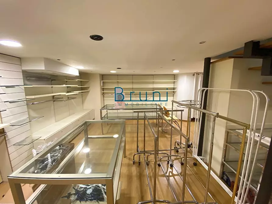 Immagine 8 di Locale commerciale in affitto  in Via Nazzario Sauro 90 a San Benedetto Del Tronto