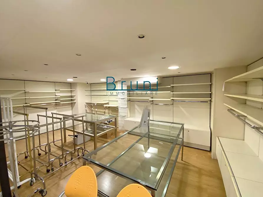 Immagine 9 di Locale commerciale in affitto  in Via Nazzario Sauro 90 a San Benedetto Del Tronto