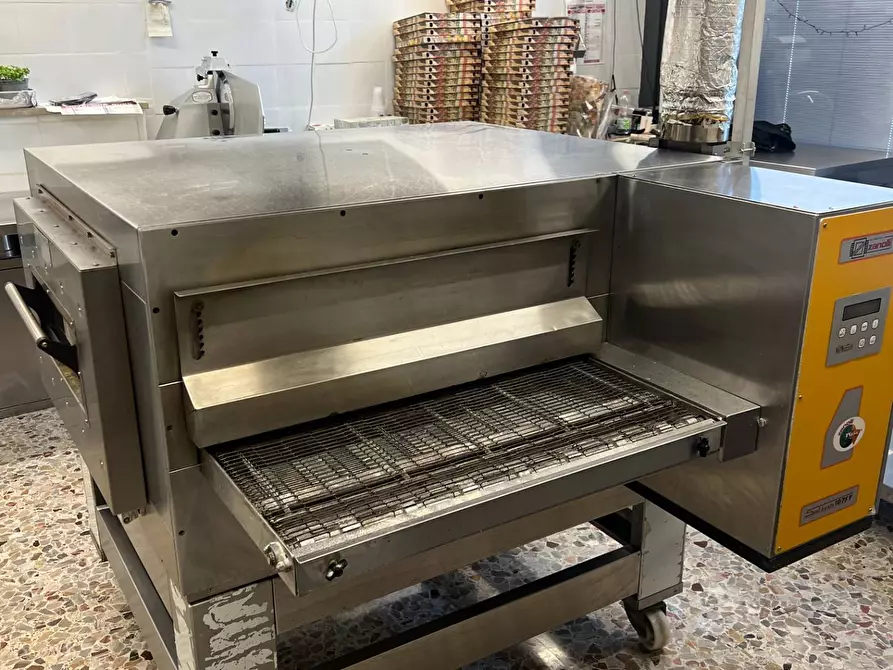 Immagine 1 di Attività commerciale in vendita  in via longhena 5 a Verona