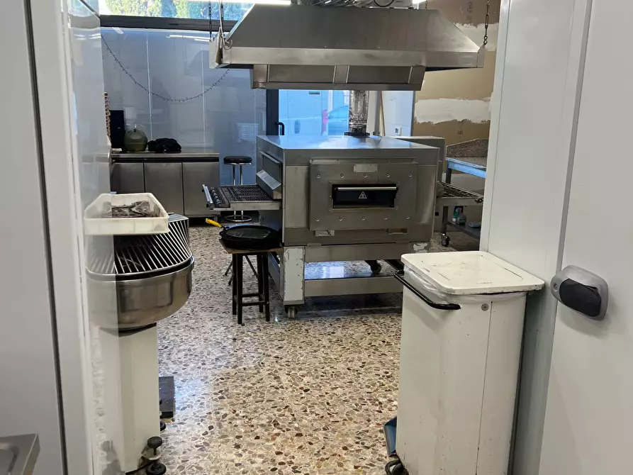 Immagine 2 di Attività commerciale in vendita  in via longhena 5 a Verona