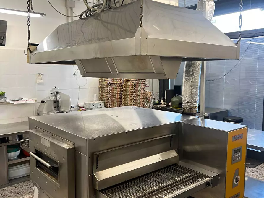 Immagine 9 di Attività commerciale in vendita  in via longhena 5 a Verona