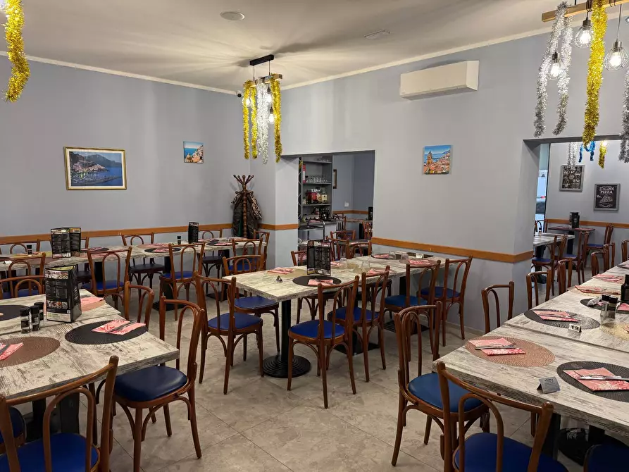 Immagine 2 di Locale commerciale in vendita  a Verona