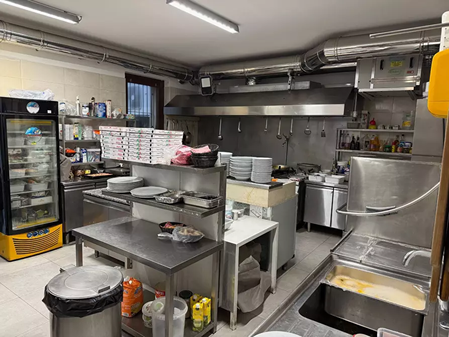 Immagine 3 di Locale commerciale in vendita  a Verona