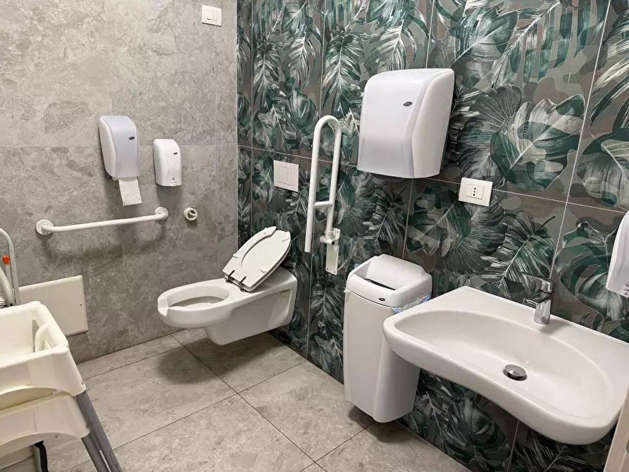 Immagine 6 di Locale commerciale in vendita  a Verona