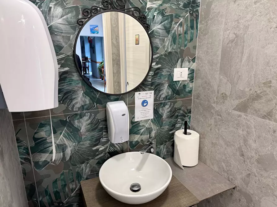 Immagine 7 di Locale commerciale in vendita  a Verona