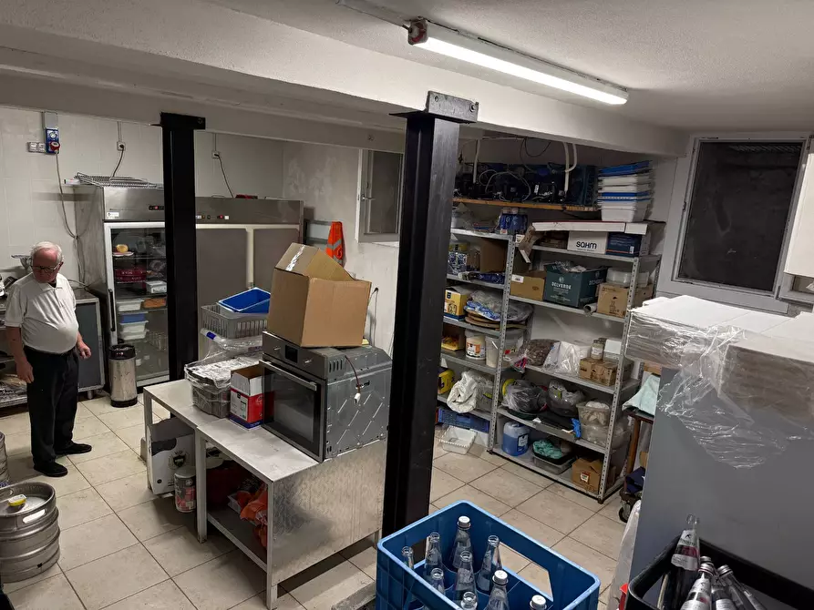 Immagine 8 di Locale commerciale in vendita  a Verona