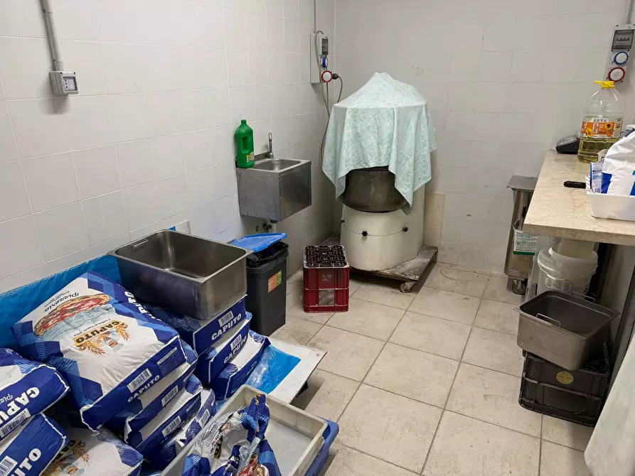 Immagine 9 di Locale commerciale in vendita  a Verona