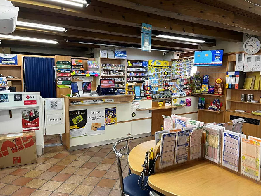 Immagine 2 di Attività commerciale in vendita  a Villafranca Di Verona