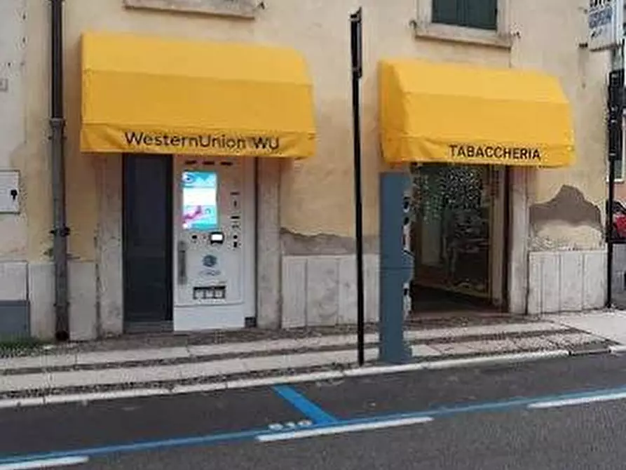 Immagine 8 di Attività commerciale in vendita  a Villafranca Di Verona