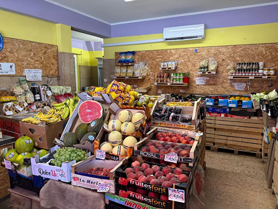 Immagine 2 di Attività commerciale in vendita  a Verona