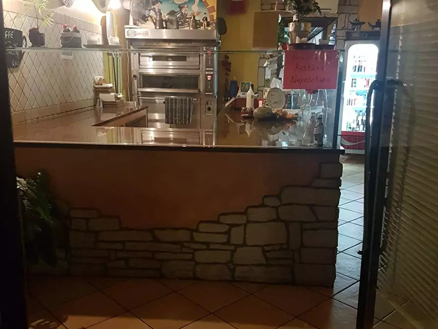 Immagine 2 di Locale commerciale in vendita  a Sommacampagna