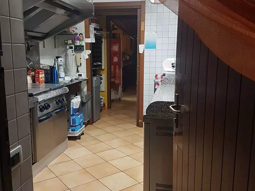 Immagine 8 di Locale commerciale in vendita  a Sommacampagna