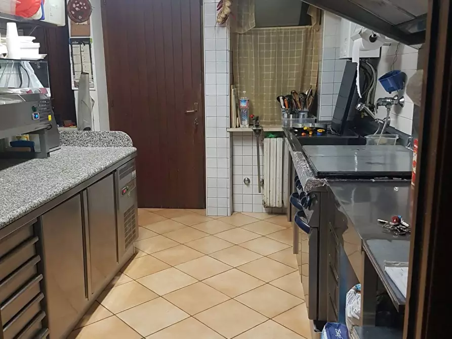 Immagine 10 di Locale commerciale in vendita  a Sommacampagna