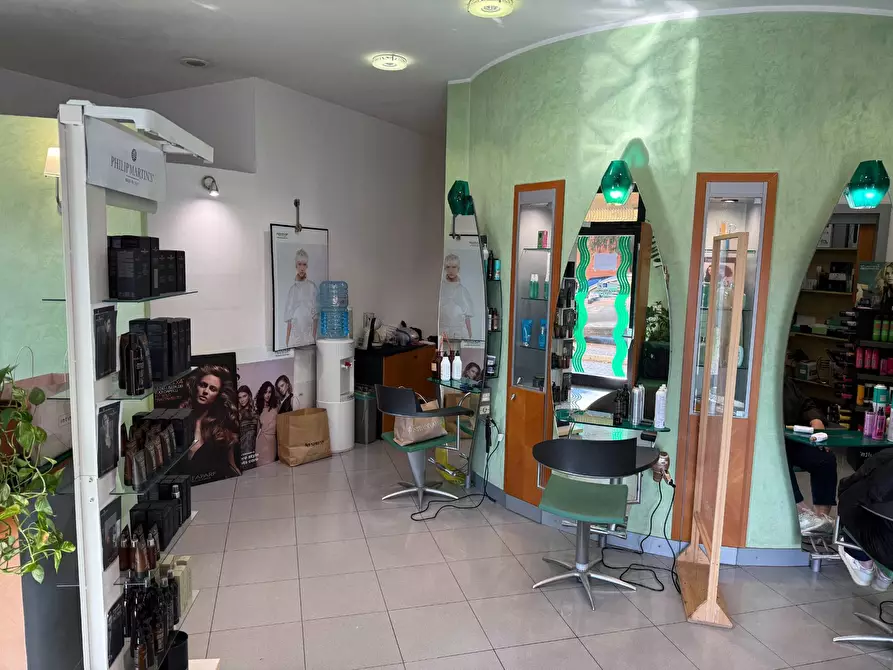 Immagine 2 di Attività commerciale in vendita  a Verona