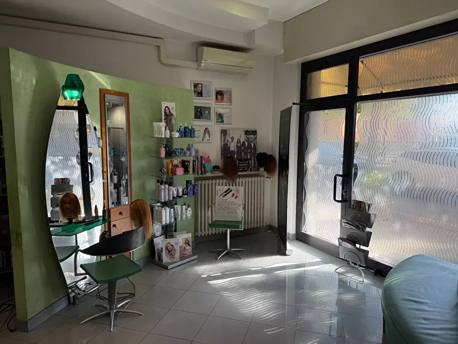 Immagine 4 di Attività commerciale in vendita  a Verona