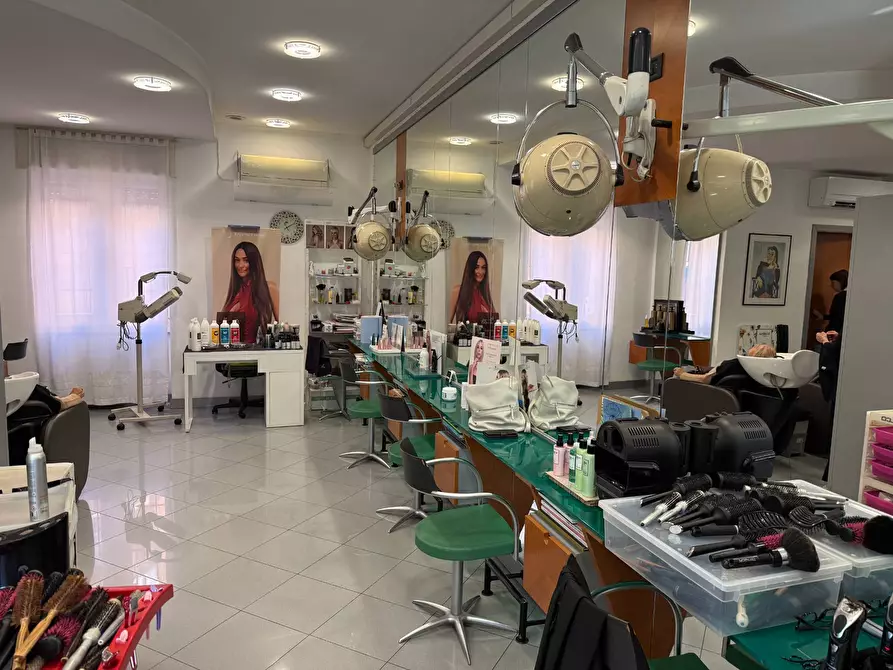 Immagine 5 di Attività commerciale in vendita  a Verona