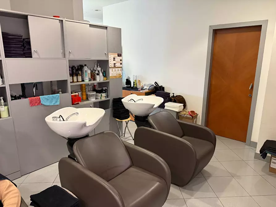 Immagine 6 di Attività commerciale in vendita  a Verona