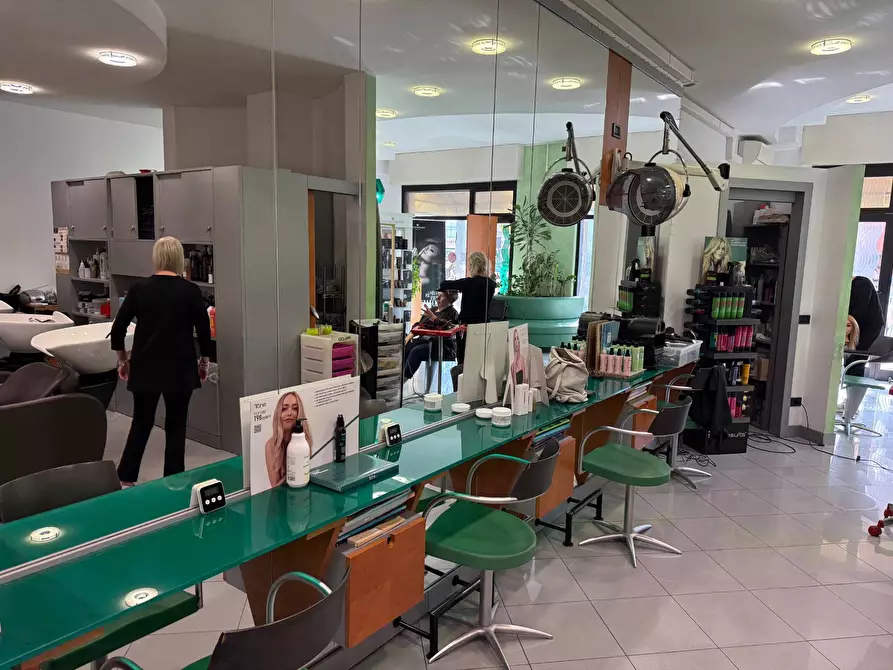 Immagine 7 di Attività commerciale in vendita  a Verona