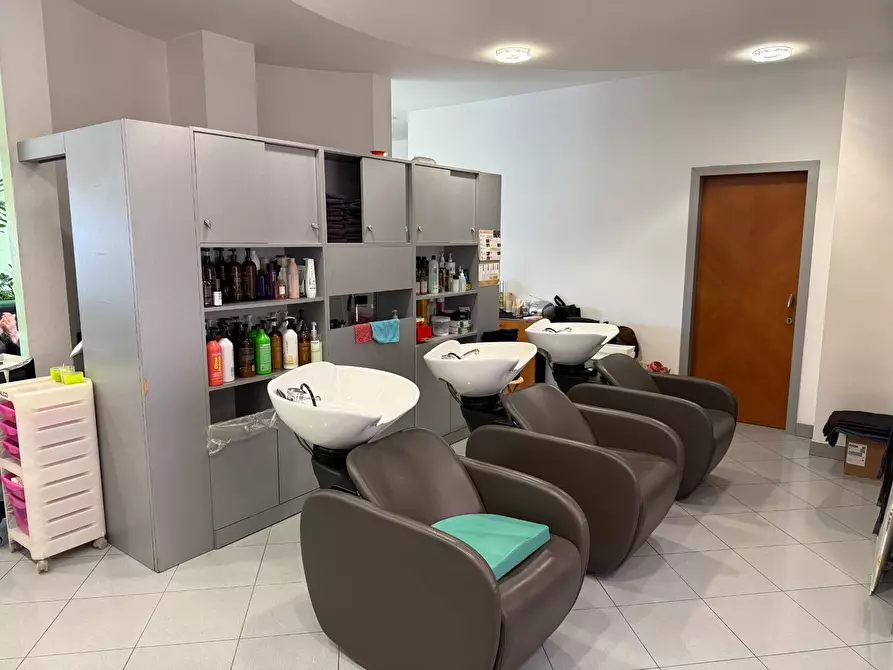 Immagine 8 di Attività commerciale in vendita  a Verona