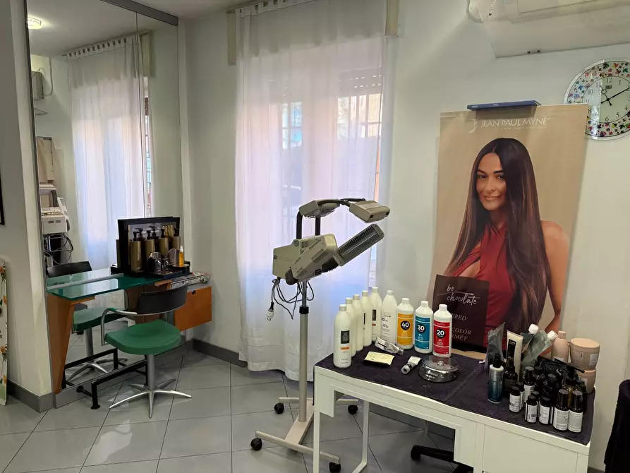 Immagine 9 di Attività commerciale in vendita  a Verona