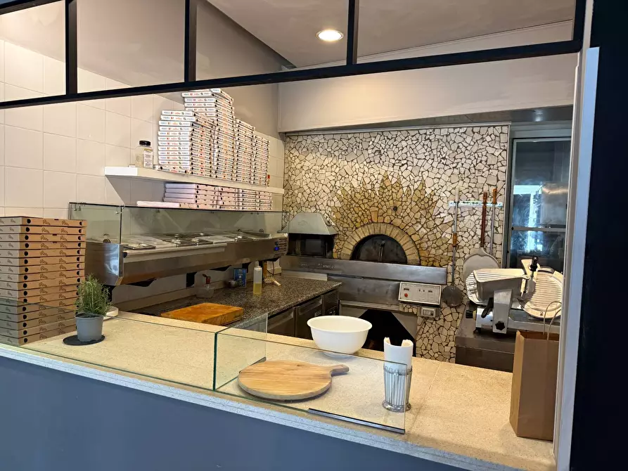 Immagine 6 di Locale commerciale in vendita  a Rovigo