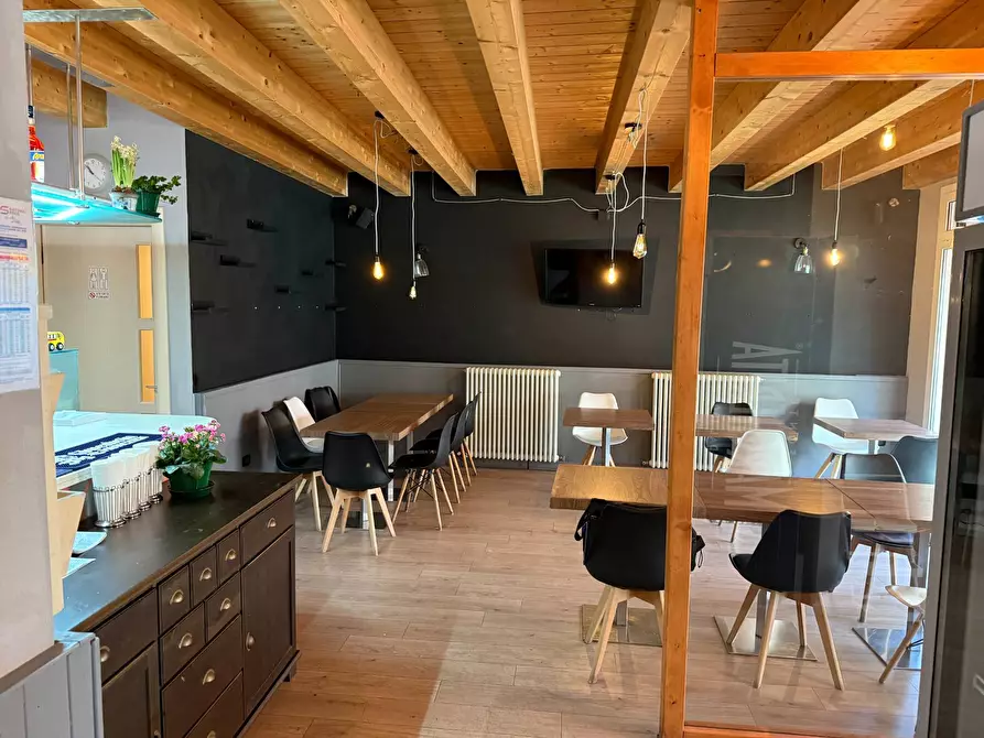 Immagine 9 di Locale commerciale in vendita  a Rovigo