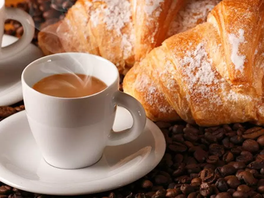 Immagine 1 di Locale commerciale in vendita  in via gardesana 100 a Lazise