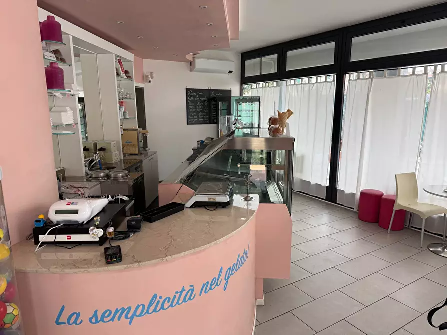 Immagine 3 di Locale commerciale in vendita  a Sommacampagna