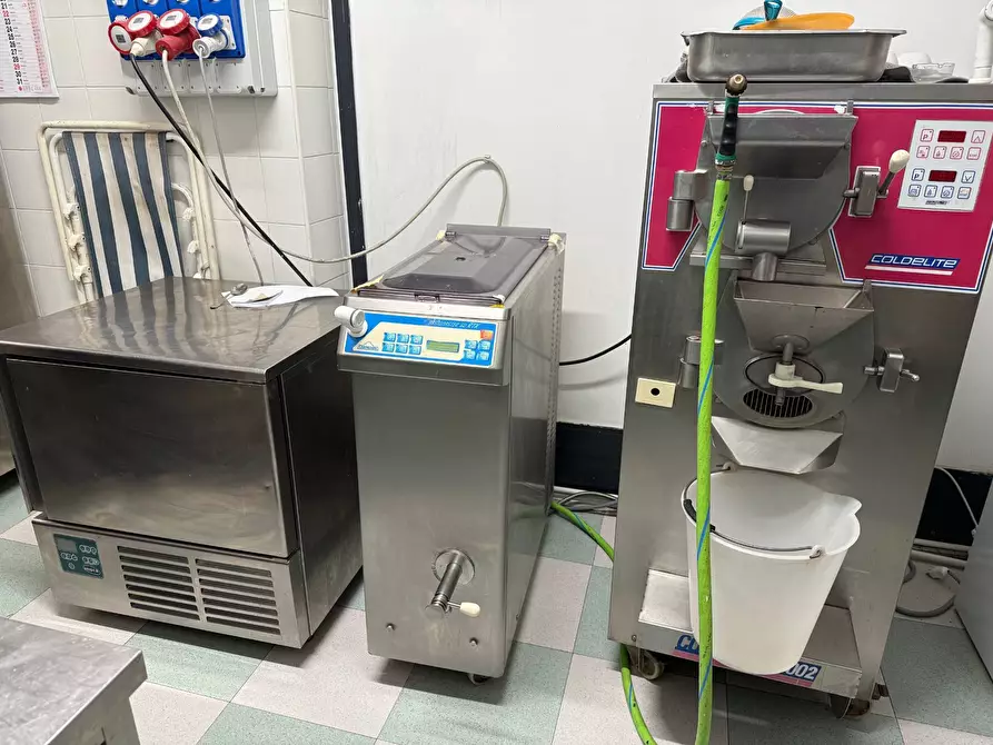 Immagine 10 di Locale commerciale in vendita  a Sommacampagna