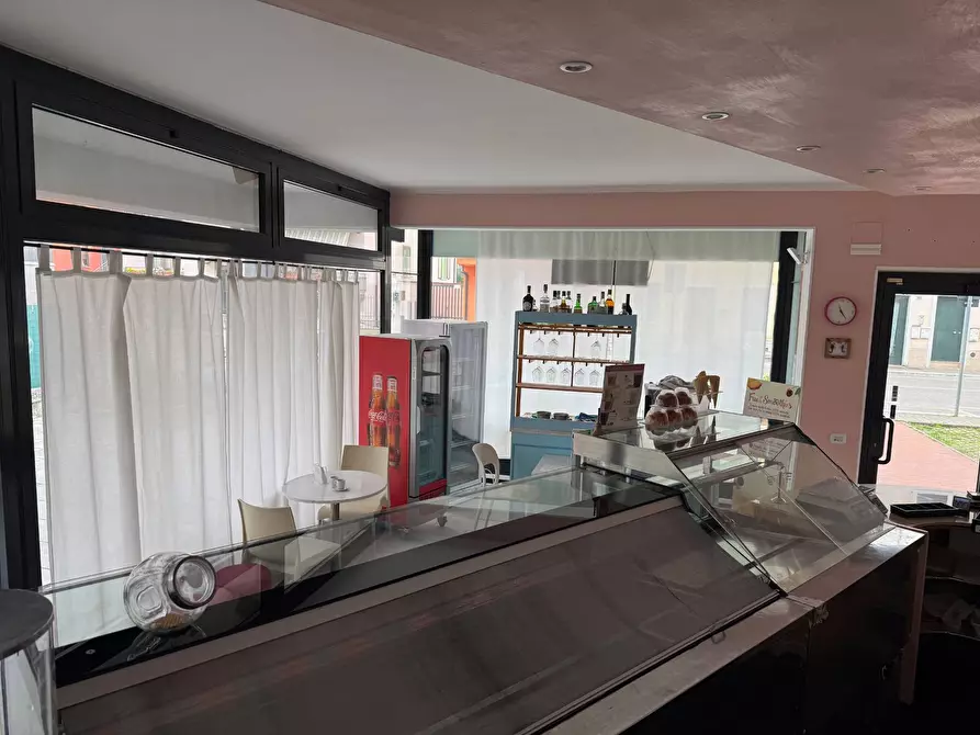 Immagine 12 di Locale commerciale in vendita  a Sommacampagna