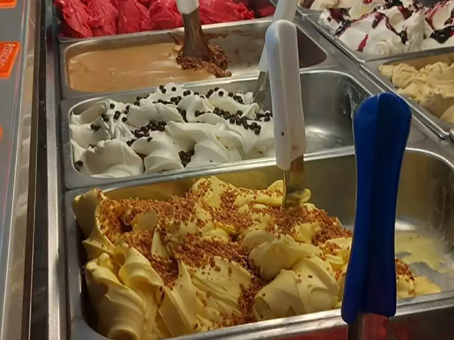 Immagine 13 di Locale commerciale in vendita  a Sommacampagna