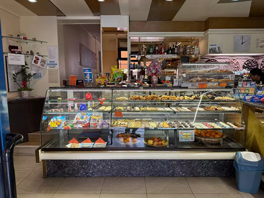 Immagine 2 di Locale commerciale in vendita  a Verona