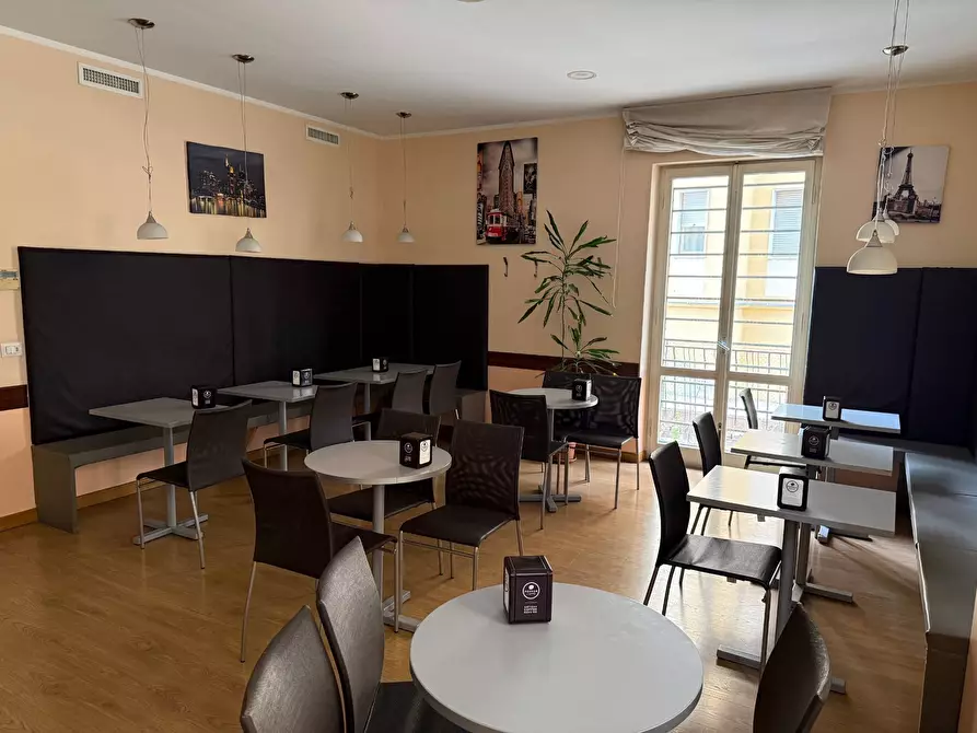 Immagine 7 di Locale commerciale in vendita  a Verona