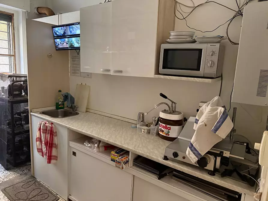 Immagine 8 di Locale commerciale in vendita  a Verona