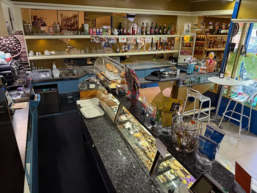 Immagine 9 di Locale commerciale in vendita  a Verona